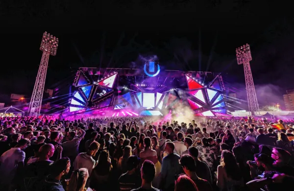 Festivala Ultra v Splitu se je vsak dan udeležilo približno 30.000 
zabave željnih.