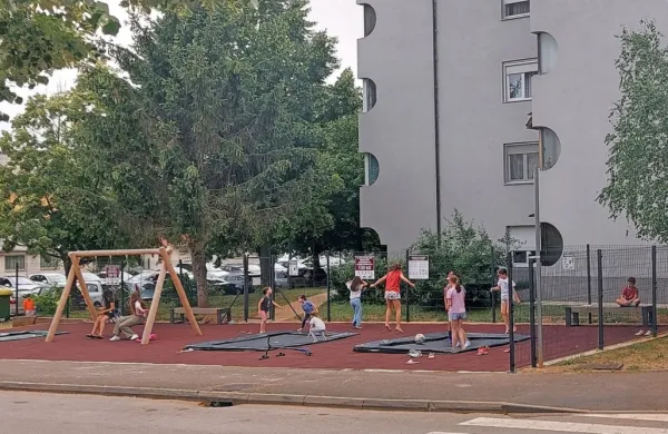 Igrišče s trampolini v Sežani privablja veliko otrok, a na žalost tudi 
ljudi, ki opremo uničujejo.