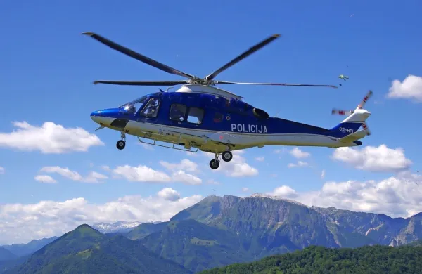 Arhivski posnetek policijskega helikopterja v Zgornjem Posočju