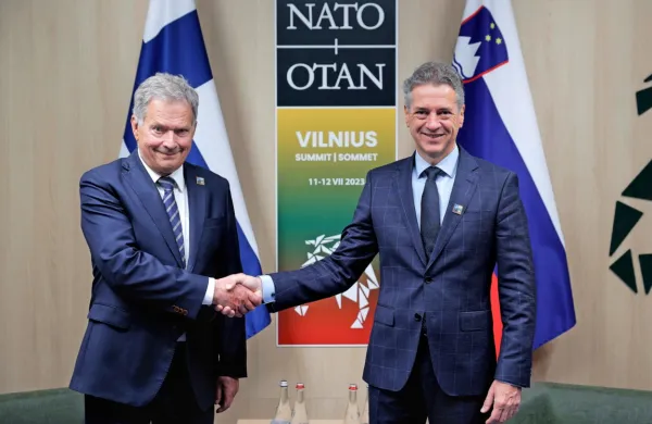  Premier Robert Golob  je  ob robu vrha Nata v Vilniusu   s finskim 
predsednikom Saulijem Niinistöjem govoril tudi slovenskih 
načrtih za nakup oklepnikov.
