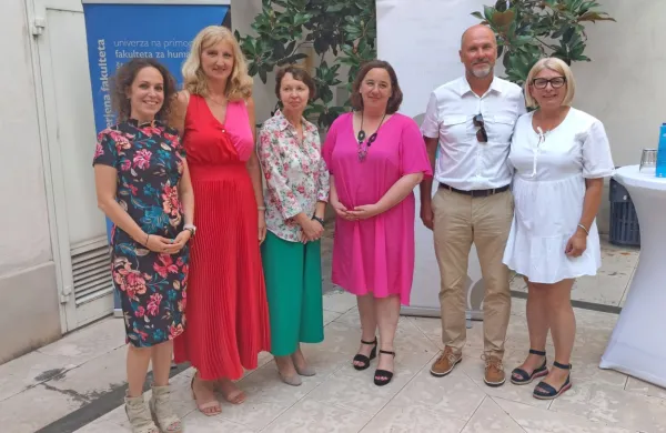 Na slavnostni otvoritvi so tečajnike pozdravili (z leve): doc. dr. 
Klara Šumenjak, vodja Centra za slovenski jezik in kulturo UP FHŠ, 
prof. dr. Vesna Mikolič, vodja Inštituta za jezikoslovne študije ZRS  
Koper in idejna vodja tečajev; prof. dr. Irena Lazar, dekanja UP 
FHŠ; Vesna Humar, državna sekretarka Urada vlade za Slovence v 
zamejstvu in po svetu; prof. dr. Rado Pišot, direktor ZRS Koper in 
Jasna Softić, podžupanja MOK.  