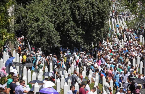 V spominskem centru v Potočarih se vsako leto na slovesnosti 
spomnijo umrlih v Srebrenici.