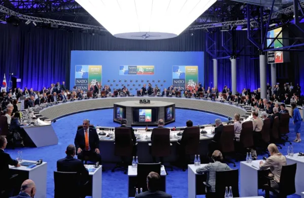 Na  dvodnevnem zasedanju voditeljev zveze Nato so članice 
skupine G7 Ukrajini obljubile dolgoročna varnostna jamstva.