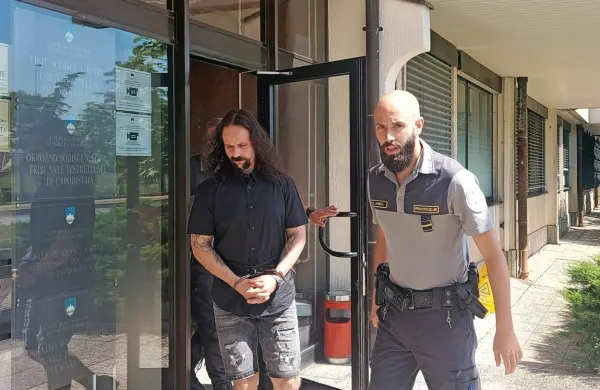 Pravosodna  policista  sta  Nejca  Sernela  (med  vrati)  po  razglasitvi  sodbe  odpeljala  v  pripor,  v  katerem  je  od  
sredine  lanskega  avgusta.  