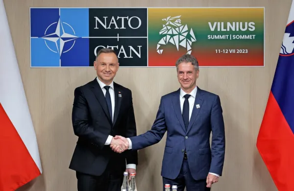  Premier Robert Golob je  ob robu zasedanja voditeljev Nata  s 
poljskim predsednikom Andrzejem Dudo govoril tudi o poljskih 
oklepnikih rosomak.