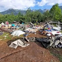 Nočno neurje z orkanskim vetrom je v planinskem taboru v 
Čezsoči poškodovalo šotorišča. 