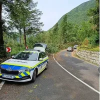 Zaradi naravne ujme so poleg policistov z območja PU Nova Gorica 
posredovale številne gasilske enote, civilne zaščite in delavci 
rednega vzdrževanja cest, ki na cestah odstranjujejo številna 
podrta drevesa in odpravljajo posledice nočnega neurja. 