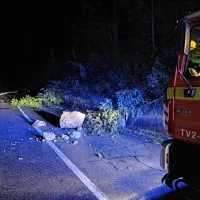Gasilci PGD Kobarid   so na cestah odstranjevali podrta drevesa in 
posledice neurja.