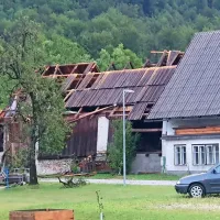 V Bohinju je odkrivalo strehe.