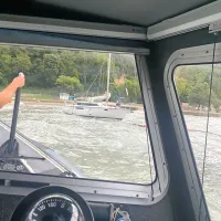Jadrnico je veter nosil proti skalam