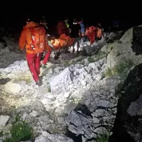 Bovški gorski reševalci  so poškodovano italijansko  planinko na  
nosilih  prenesli  do  planinskega  doma pri  Krnskih  jezerih. 