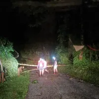 Ko se je  del  gorskih  reševalcev  po  intervenciji  vračal  proti  dolini,  so  
so morali  s  poti  odmikati  podrto  drevje.