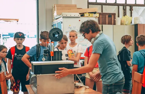  Garažo so ob dnevu odprtih vrat obiskali tudi učenci, ki obiskujejo 
poletni program Slovenskega  dijaškega doma Simon Gregorčič 
Gorica.