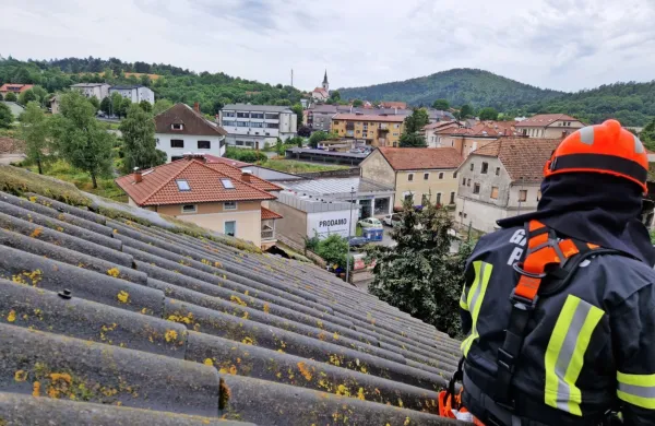Pivški gasilci so začasno sanirali poškodovano streho večstanovanjskega objekta sredi Pivke.  