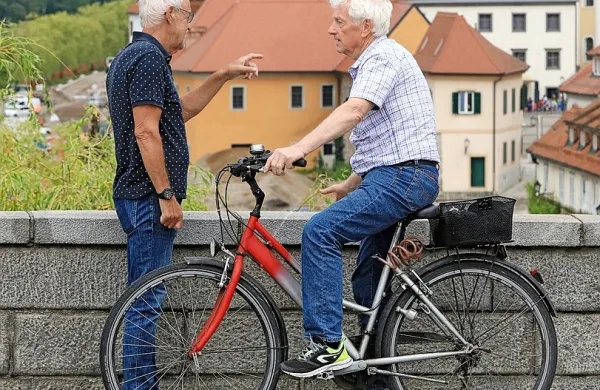 Na ministrstvu menijo, da bi bilo v bodoče bolje pokojnine 
usklajevati v večji meri z inflacijo. Zdaj se namreč 60 odstotkov 
usklajujejo z rastjo plač in le 40 odstotkov z inflacijo. 