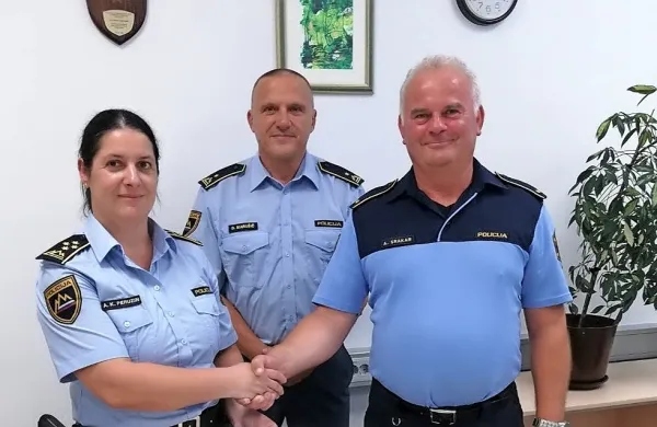Dosedanja  načelnica  Policijske postaje za izravnalne ukrepe 
Alenka Korošec Peruzin je vodenje Policijske postaje za izravnalne 
ukrepe  predala Alešu Srakarju (desno).