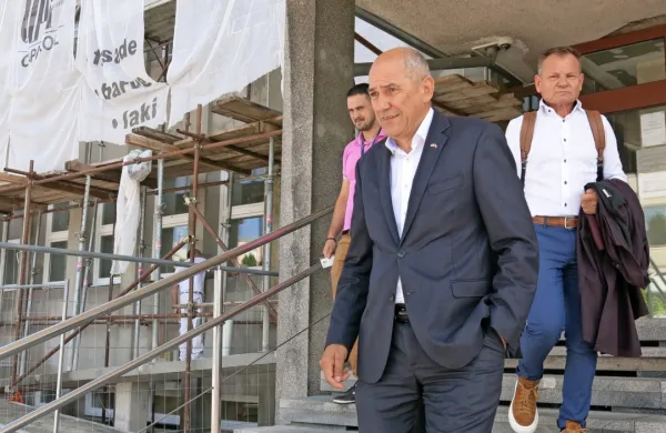 Janša je  že ob današnjem prihodu na sodišče povedal, da od 
kranjskega okrožnega sodišča in sodnice ne pričakuje ničesar, saj 
da je decembra lani v le eni uri obravnave oprostila vse tiste, proti 
katerim je vložil odškodninske tožbe.