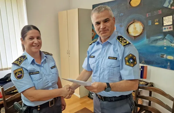 Direktorica  koprske policijske uprave je postala Alenka Korošec 
Peruzin. Na to delovno mesto jo je v. d.  generalnega  direktorja  
policije  mag. Senad Jušić    imenoval  danes.