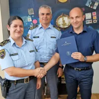  Alenka Korošec Peruzin,   mag. Senad Jušić     in  Dejan Grandič 