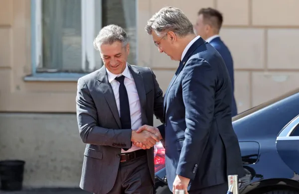 Predsednik vlade Robert Golob se mudi na uradnem obisku na 
Hrvaškem.