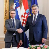 Slovenski predsednik vlade Robert Golob in njegov hrvaški kolega 
Andrej Plenković