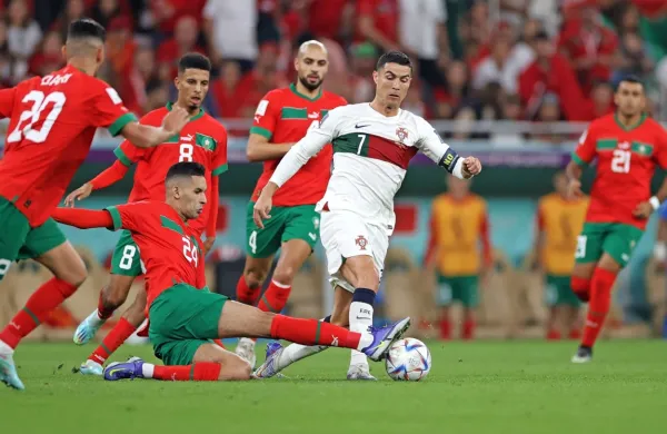   Mednarodna nogometna zveza (Fifa) je včeraj sporočila, da je   Al Nasr, klub Cristiana Ronalda (na fotografiji),  
dobil prepoved registracije novih nogometašev “zaradi izjemno visokih dolgov”. Dodali so, da bo prepoved  
umaknjena, ko bo klub poplačal upnike.