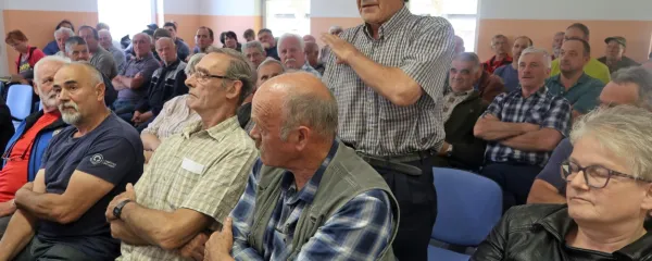 Kmetje, njihove zastopniške organizacije in lovci so ministrstvo za 
kmetijstvo skupaj pozvali k reševanju problemov po razraslih 
zvereh in divjadi.