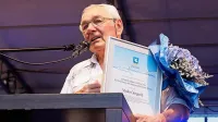 Vinko Gregorič ob prejemu nagrade ob občinskem prazniku