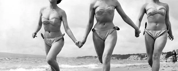Osvobojena dekleta v bikiniju. Čudovite Janine Sykes, Anita 
Jocelyn in Audrey Colpi leta 1946 
