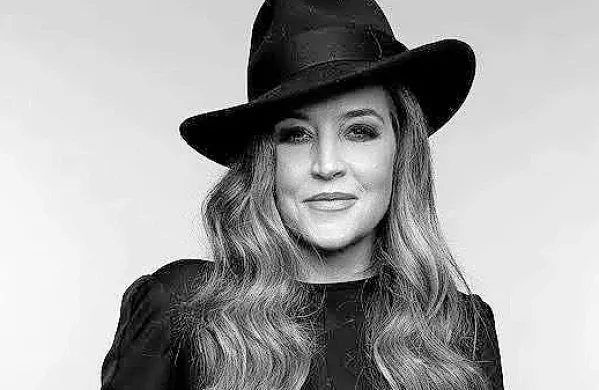 Lisa Marie Presley se je nazadnje v javnosti pojavila dva dni pred 
smrtjo na podelitvi zlatih globusov na Beverly Hillsu.