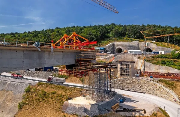 Doslej so gradbinci  izkopali  24 kilometrov kalot (zgornjih delov 
predora) glavnih in servisnih cevi drugega tira.