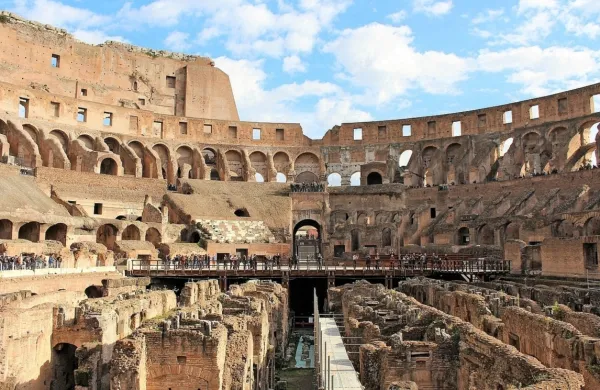  Italijanski karabinjerji so ta konec tedna obravnavali dva 17-letna 
turista zaradi vandalizma v rimskem Koloseju. 