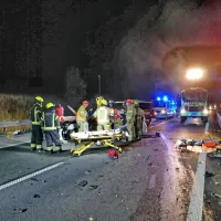 Nesreča pred predorom Kastelec: gasilci voznika re&scaron;ili iz avtomobila