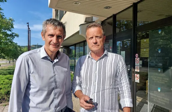 Odvetnik  Franc  Rojko  (levo) in Andrej  Gorjup  sta   zadovoljna z  
razpletom na  koprskem  okrajnem  sodišču, saj je  tožilstvo  sledilo  
temu,  na  kar  sta  opozarjala že  na začetku sojenja. 