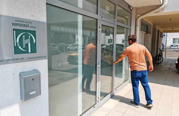 Zasebni kirurški center Hipokrat deluje v prostorih na Bidovčevi 
ulici, v popoldanskem času in po samoplačniškem principu.