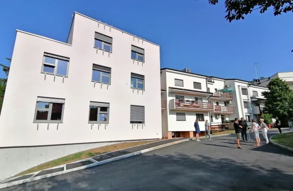  Lani so v domu zaživeli prostori za začasne namestitve in dnevni 
center. Do poletja 2026 si obetajo enoto za osebe z demenco. 