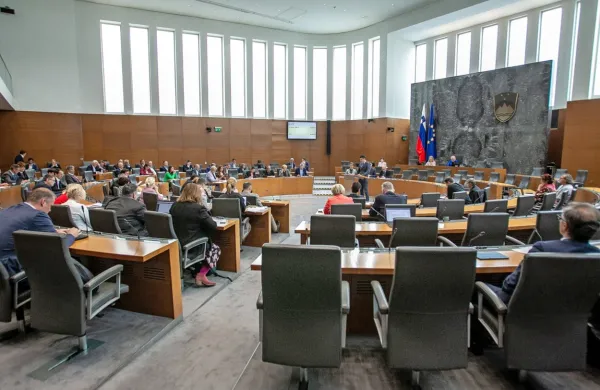 

Zakon, ki se bo začel uporabljati 1. januarja 2024, postopno kot 
pravice prinaša oskrbovalca družinskega člana, dolgotrajno oskrbo na domu in e-oskrbo, dolgotrajno oskrbo v instituciji in 
denarni prejemek.