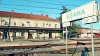 V sklopu nadgradnje proge je predvidena tudi  prenova sežanske železniške postaje.