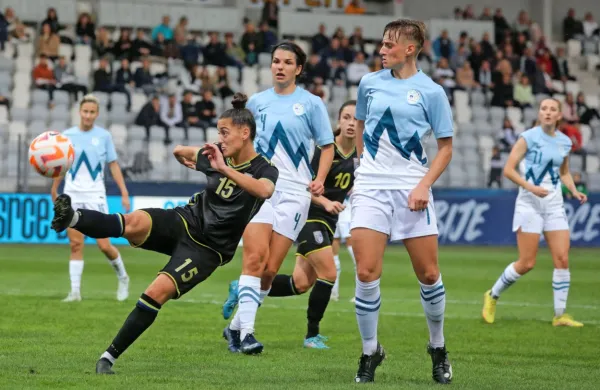 Slovenska dekleta (s Triglavom na dresih) so sicer kot 39. kar isoko 
uvrščena na lestvici FIFA, a so vseeno še zelo oddaljena od prve 
uvrstitve na največja tekmovanja,