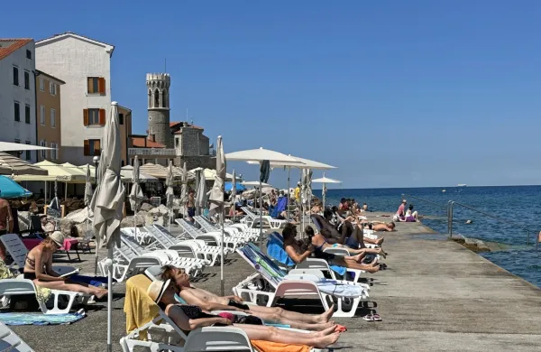 Prebivalci slovenske Istre opažajo, da na plažah  in na promenada 
ni tako živahno kakor v preteklih letih. 