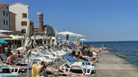 Prebivalci slovenske Istre opažajo, da na plažah  in na promenada 
ni tako živahno kakor v preteklih letih. 
