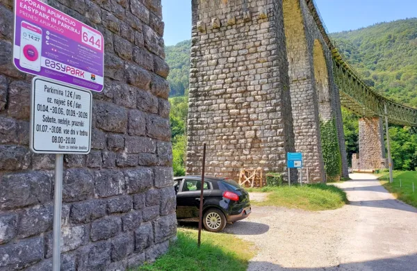 Pod mostom ostaja teren enak, plačati je pa kljub temu treba. 