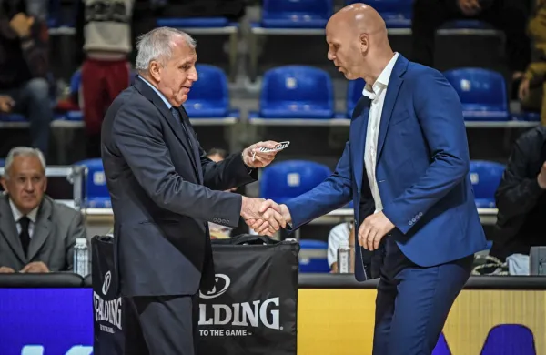 Trenerski pozdrav pred tekmo v Beogradu:  Partizanov Željko 
Obradović (levo) in Andrej Žakelj.