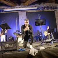 V koprski Taverni so ta konec tedna otvorili festival folk in etno glasbe 
Folkest, na katerem so v petek nastopili domači Calegaria, v soboto pa 
legendarni Enrico Ruggeri. 