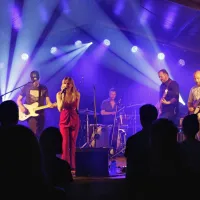 Sobota je v Cerknem minila v znamenju festivala Keltika in 
nastopa alternativnih countryjašev Fed Horses z markantno 
vokalistko Uršo Mihevc na čelu.   