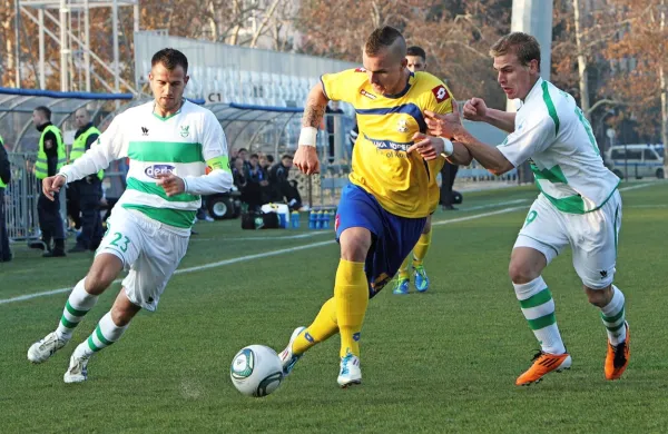 Aljaž Struna (v sredini)  na dvoboju z Olimpijo iz leta 2011 (levo je 
Dalibor Radujko)