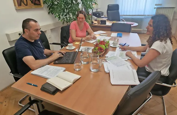 Direktorica občinske uprave Marina Rebec (desno), vodja programa zdravstvene nege na SGLZŠ Dragan Babuder in vodja OE 
Ljudska univerza Tina Bazjako  na enem izmed usklajevalnih 
sestankov za pripravo akreditacijske dokumentacije