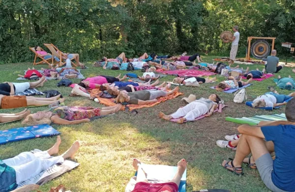 V Brdih so jedli, molili in se imeli radi