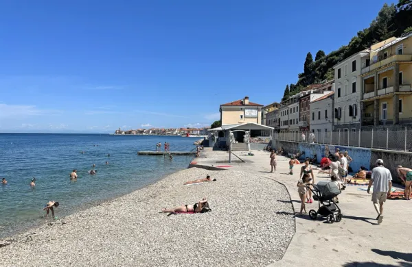 Plaža  ob Dantejevi ulici je priljubljeno stičišče kopalcev.    