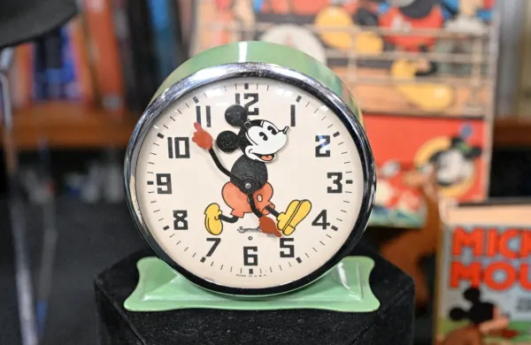   Budilka z motivom Miki Miške iz Disneyjevih arhivov   
